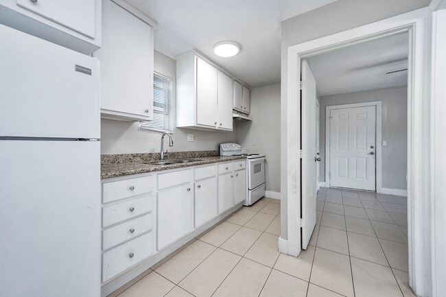 Building Photo - 1711 Fourcade St