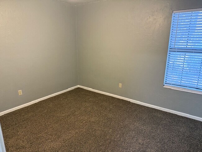 Building Photo - Duplex NW off Fred George