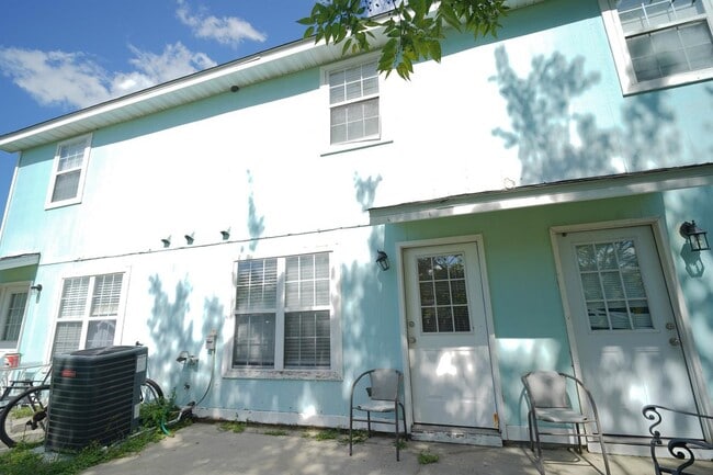 Building Photo - 2414 Manzanita Ct