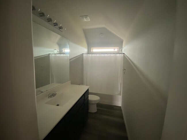 Building Photo - New lower Rate! and 1/2 off the 1st months...