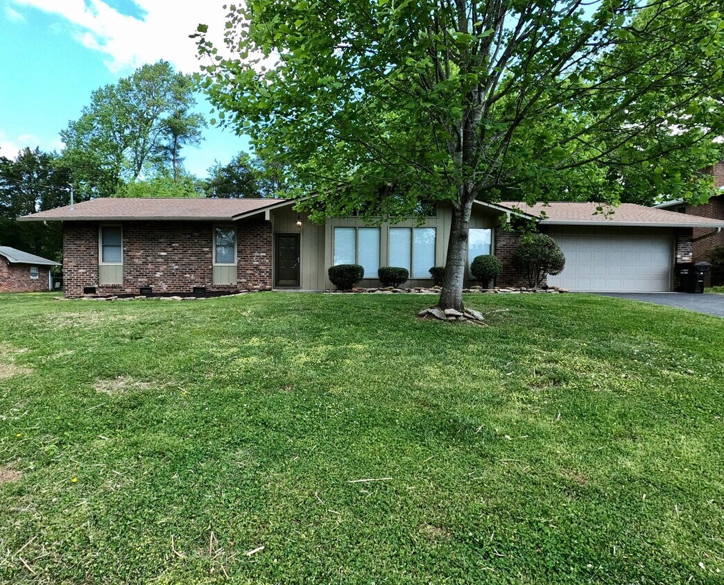Primary Photo - RANCH WITH LARGE LOT IN CRESTWOOD HILLS