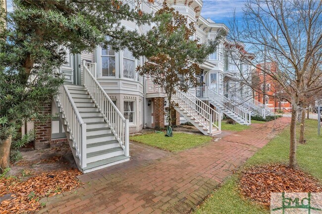 Foto del edificio - 209 E Duffy St