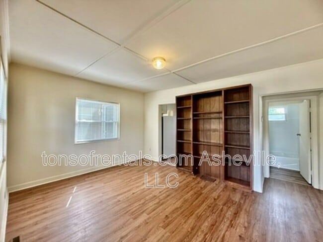 Building Photo - 2604 Hendersonville Rd