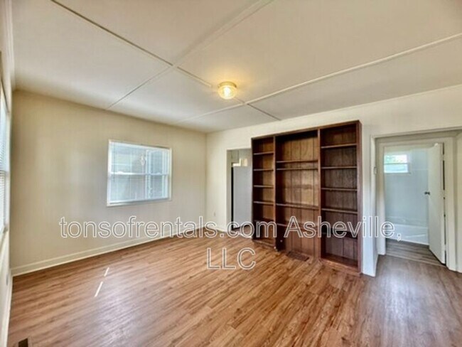 Foto del edificio - 2604 Hendersonville Rd