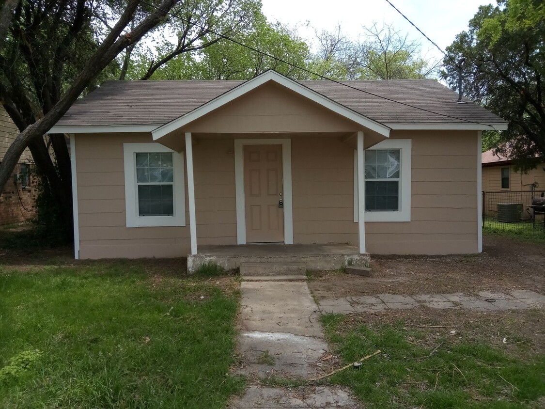 Foto principal - 2 Bedroom 1 bath home