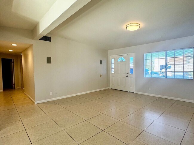 Building Photo - AVAILABLE NOW!! Lovely 3 Bedroom 2 Bathroo...
