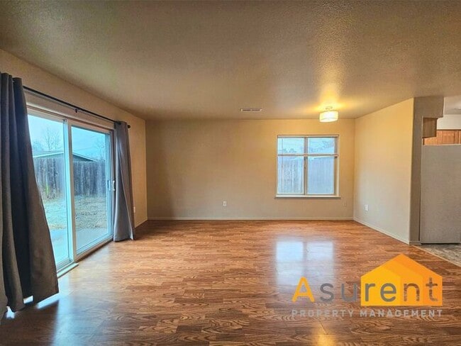 Building Photo - Freshly Renovated Duplex: 2 Bedrooms, 1.5 Bathrooms, w/ Fenced Backyard