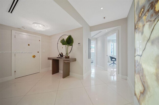 Building Photo - 5255 Collins Ave