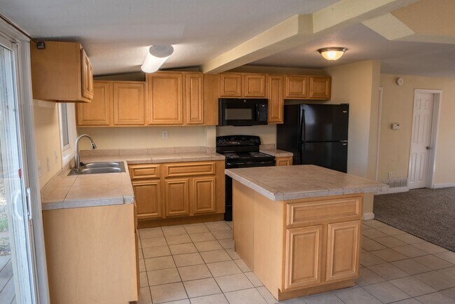 Building Photo - 4-bed, 2-bath home with large back yard