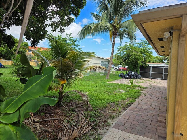 Building Photo - 4031 NE 8th Ave