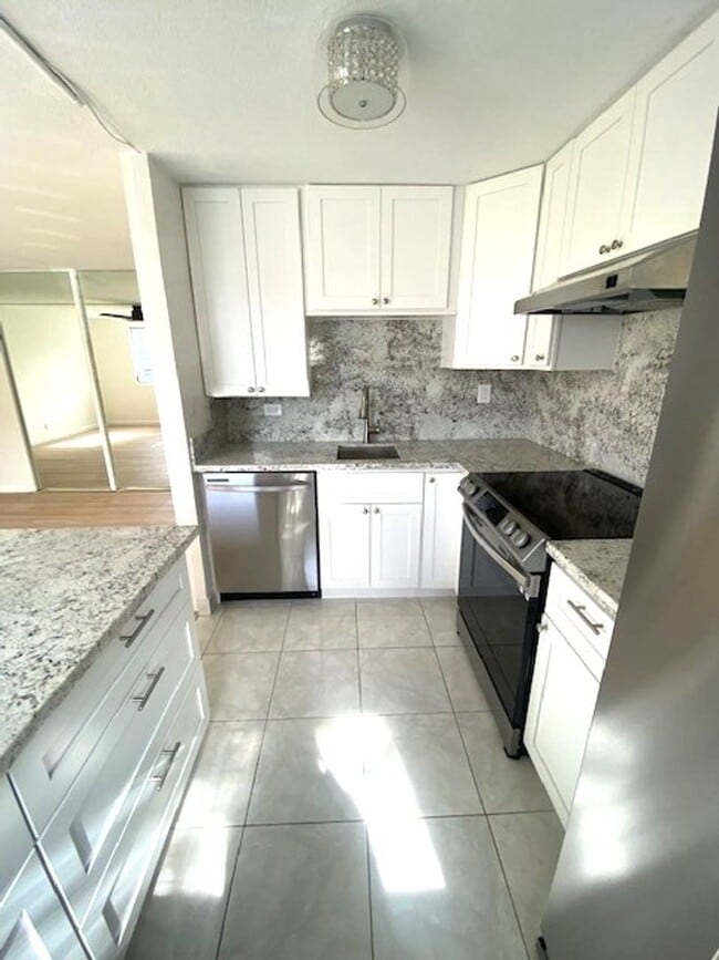 Building Photo - Recently Renovated 2 Bedroom Unit at Puale...