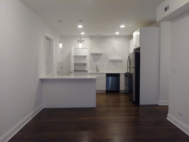 Foto del edificio - Huge Logan Blvd 2 Bed/In Unit Laundry/HVAC