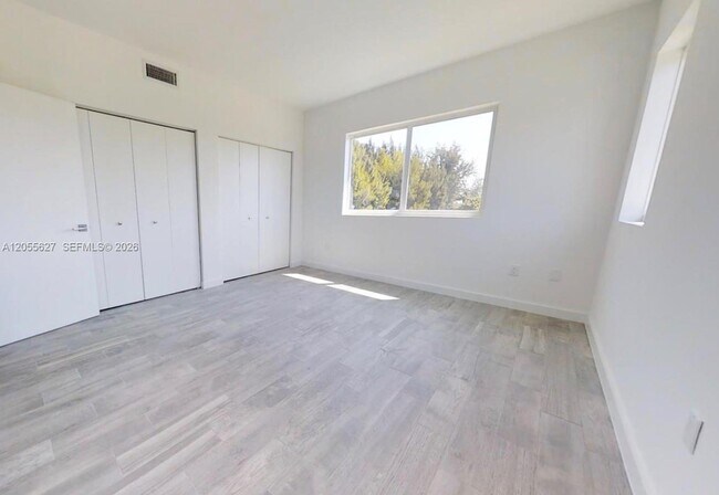 Foto del edificio - 321 S Shore Dr