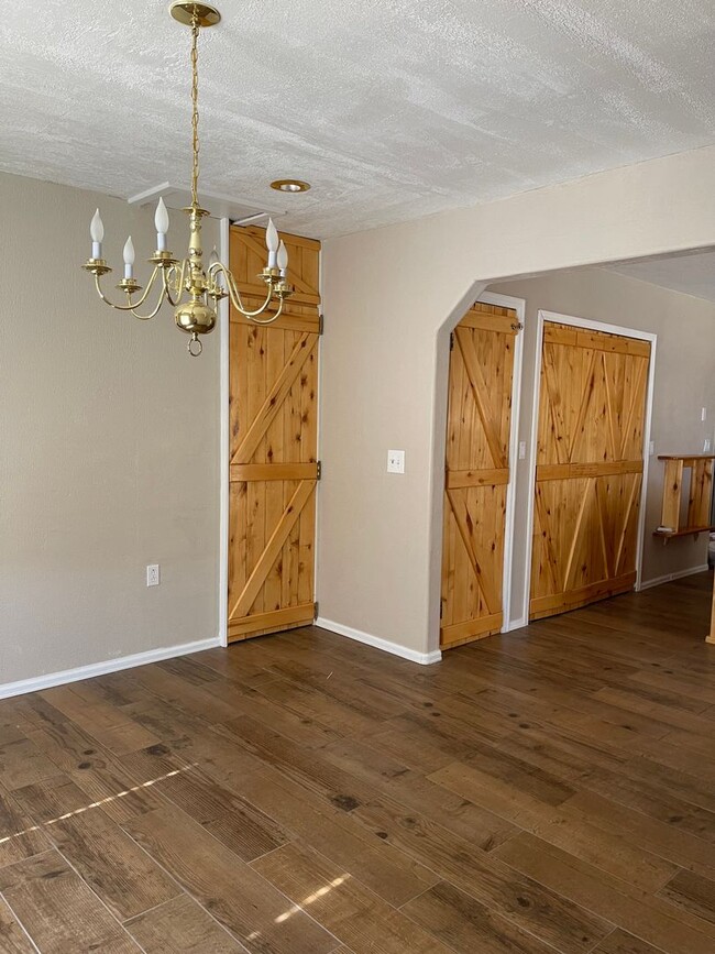 Building Photo - 3 bedroom 1.5 bath with a Large Detached G...