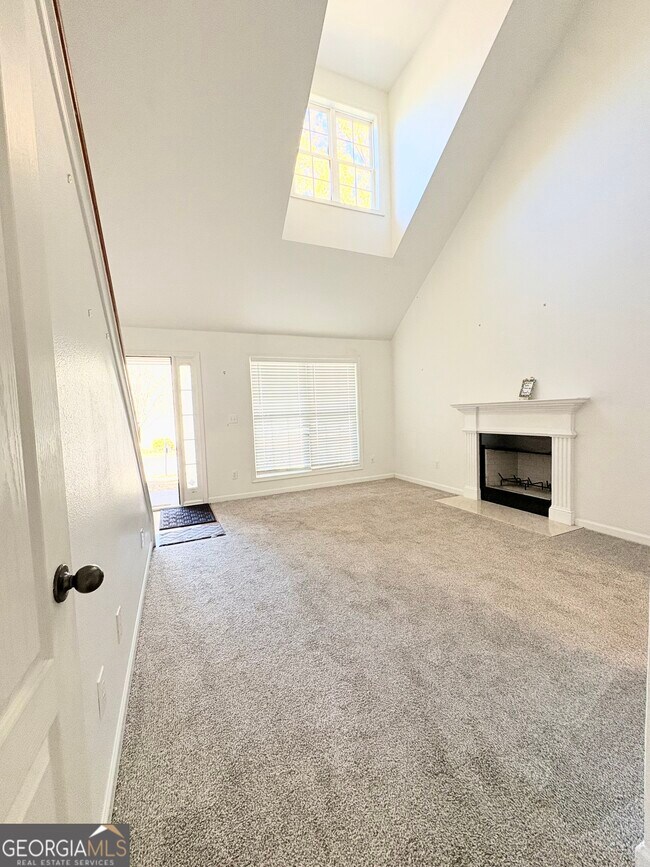 Foto del edificio - 6475 White Walnut Way