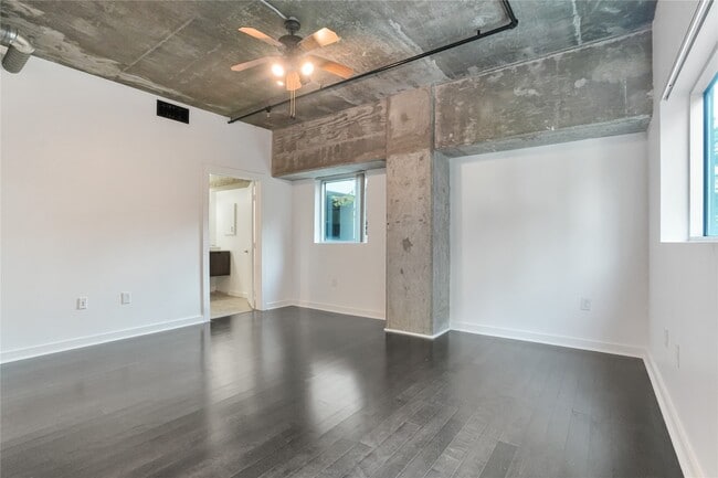Building Photo - 2000 Bagby St