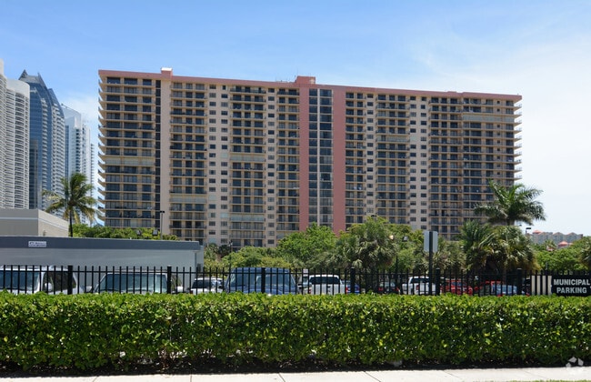 Building Photo - Winston Towers 600