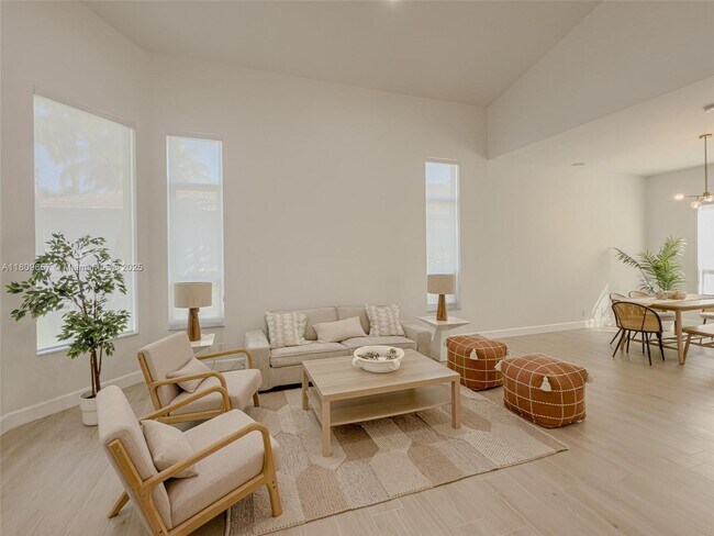 Foto del edificio - 2556 Jardin Manor