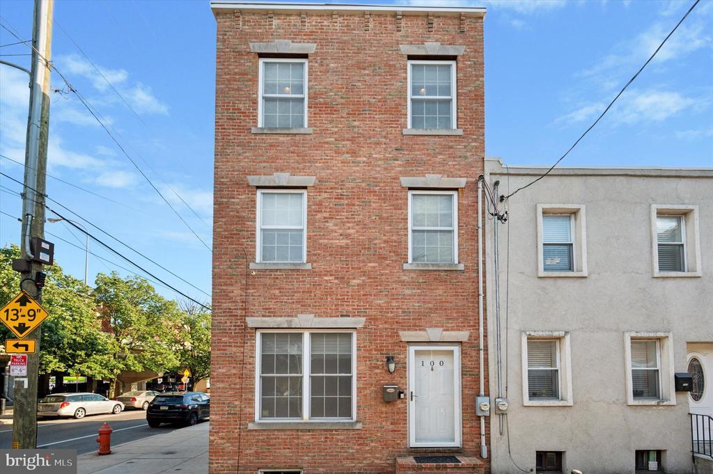 Primary Photo - 100 Sigel St