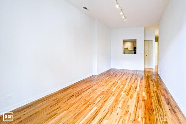 Building Photo - 2 bedroom in Chicago IL 60657
