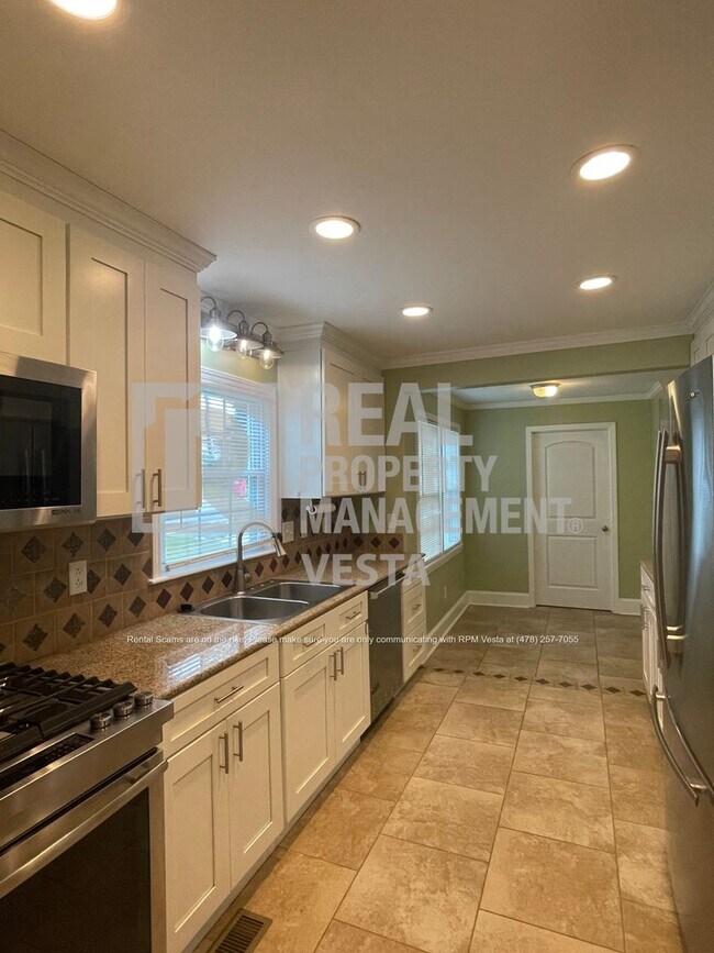 Foto del edificio - Surprisingly Spacious Four Bedroom Home in...
