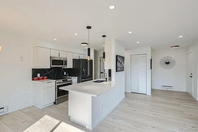 Foto del edificio - 8100 W Quincy Ave