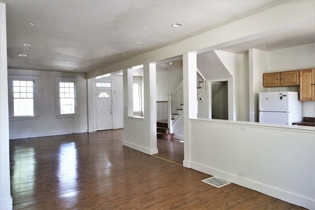 Building Photo - 302 E University Pkwy