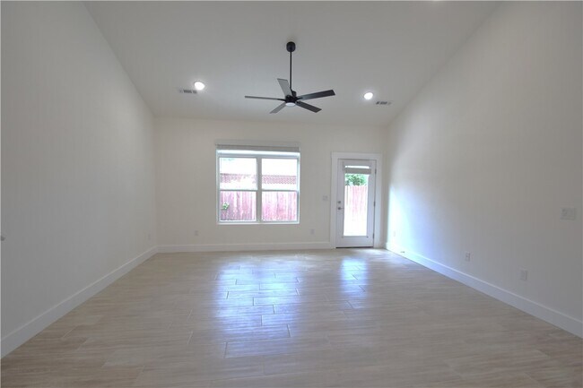 Foto del edificio - 672 Sun Meadows Loop