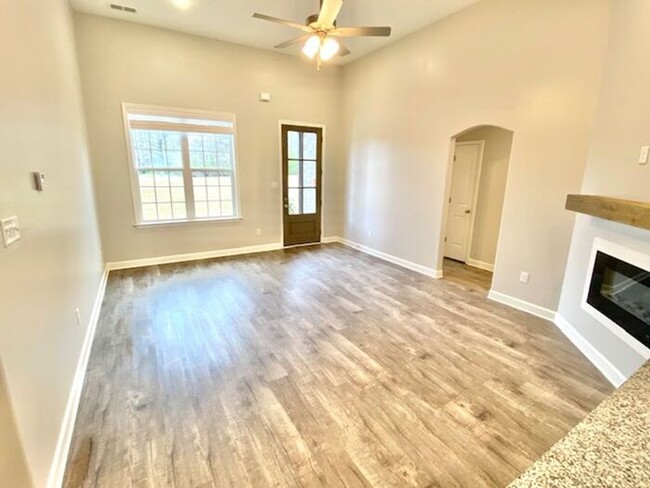 Foto del edificio - Now Leasing a 5 Bedroom 3 Bath Home in Byh...