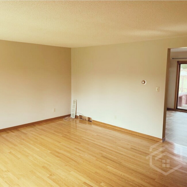 Building Photo - 3-Bedroom House in Tillsonburg!!