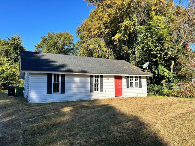 Building Photo - Great 3 Bedroom Home in Elkhardt Available...