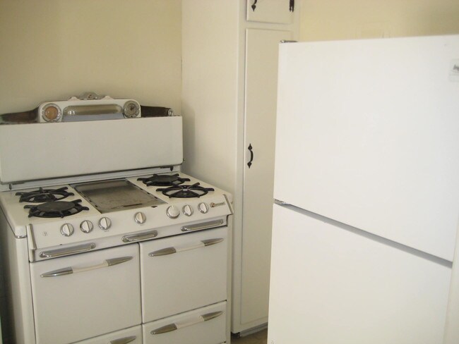 Building Photo - 2144 N Beachwood Dr