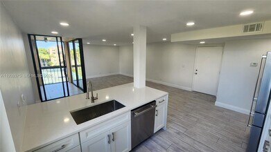 Building Photo - 750 Egret Cir