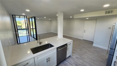 Building Photo - 750 Egret Cir