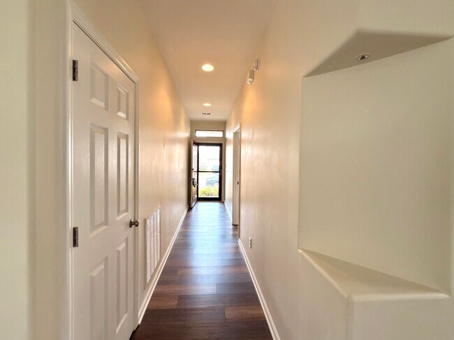 Foto del edificio - 352 Lucille Dr