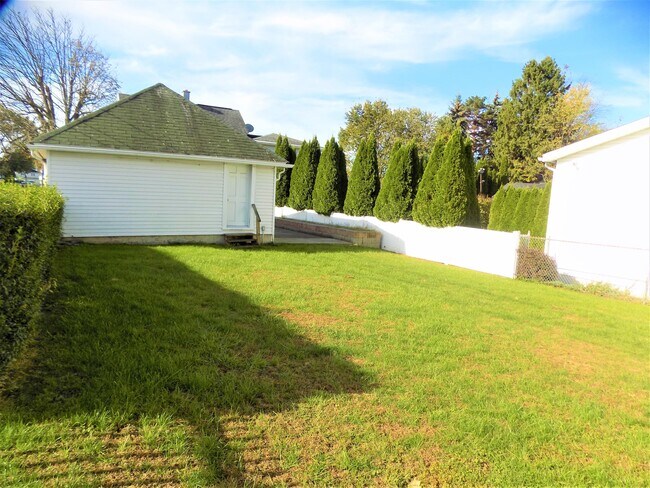 Building Photo - 632 Sherwood Ave