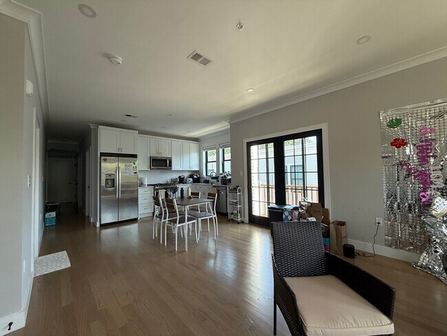 Building Photo - 285 Lamartine St
