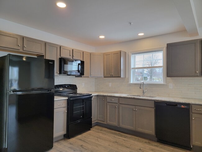 Building Photo - 173 Robert Cir