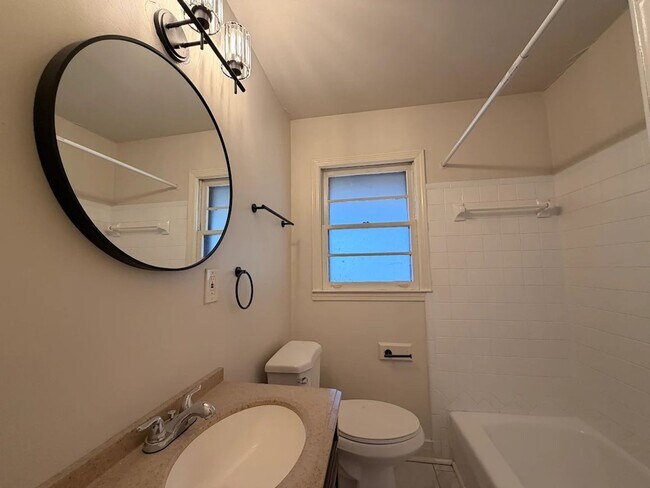 Foto del edificio - 1329 Watts Rd