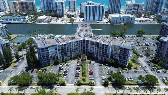 Foto del edificio - 800 Parkview Dr