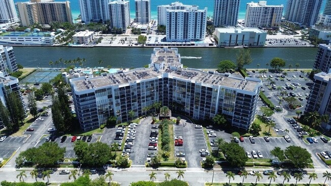 Building Photo - 800 Parkview Dr