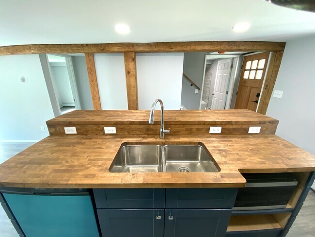 Kitchen island - 265 Bradley St
