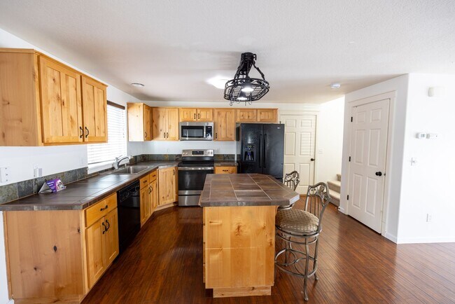 Foto del edificio - Three bedroom home one block from Battle Ground Village. - With AC