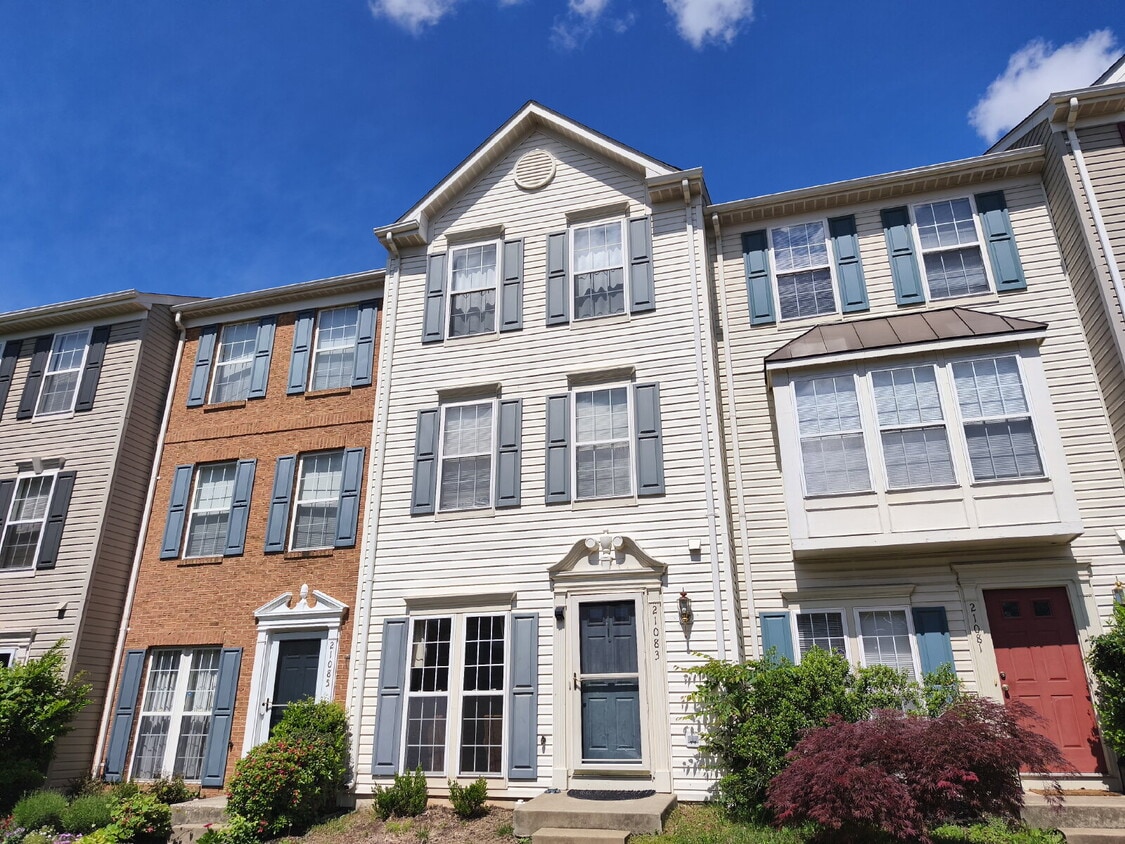 Primary Photo - Well-Kept Ashburn Village Townhouse with T...