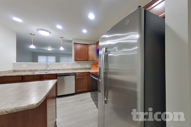 Building Photo - 11491 N Creekside Dr