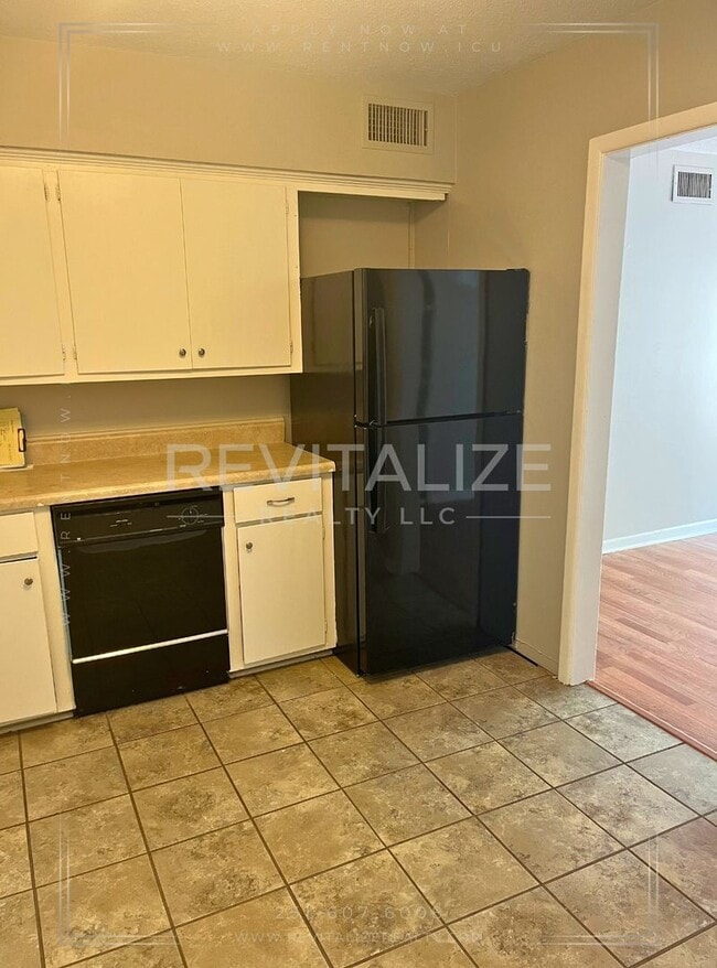 Building Photo - Charming 2/1 Apartment in Midtown!