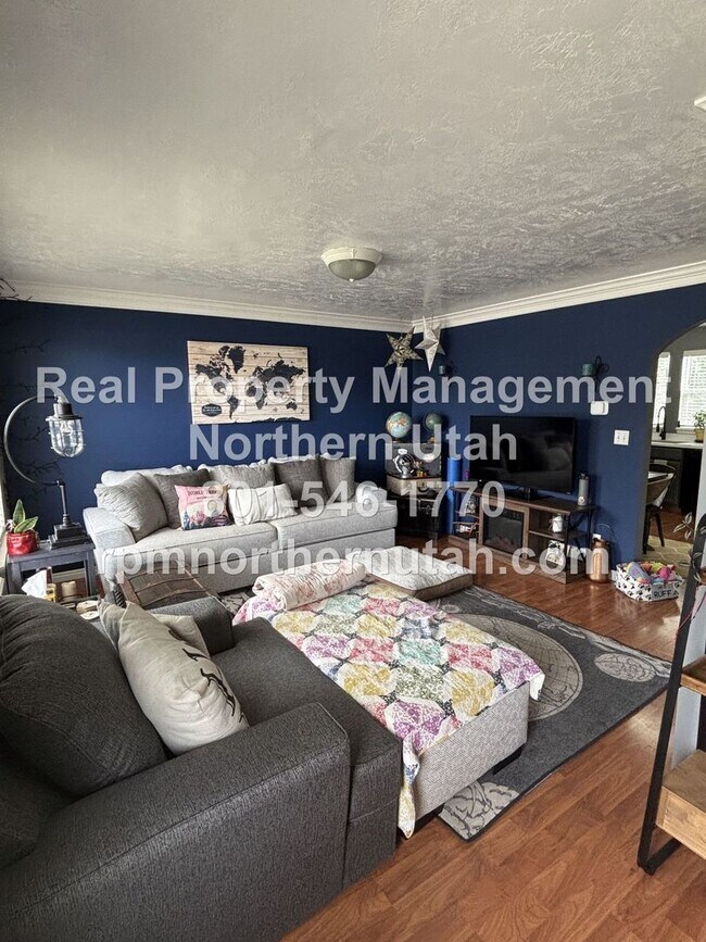 Foto del edificio - Charming 2-Story Home in the Heart of Clea...