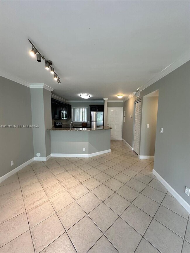 Foto del edificio - 8750 N Sherman Cir