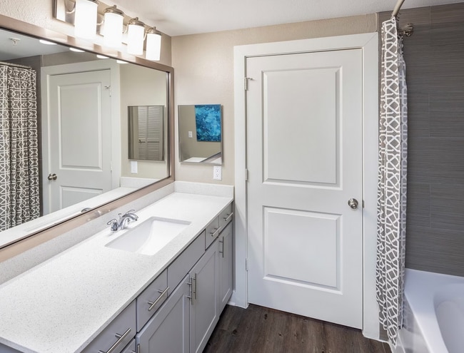 Building Photo - 810 E 9th St