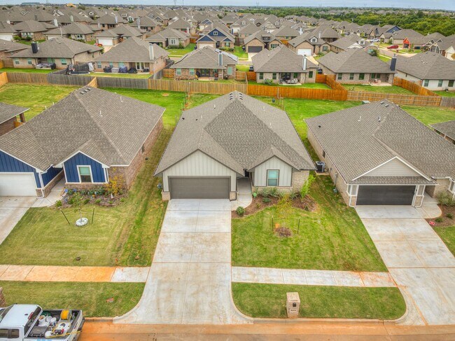 Foto del edificio - Newer Home + Deer Creek Schools + Storm Shelter
